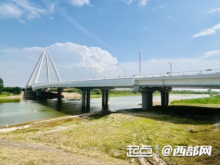 咸阳渭河高新大桥横跨渭河。