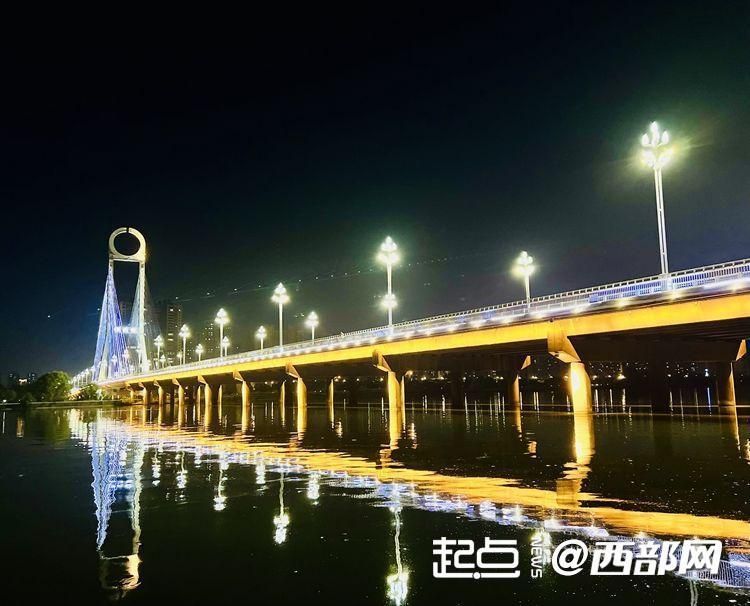 夜晚的咸阳渭城桥。