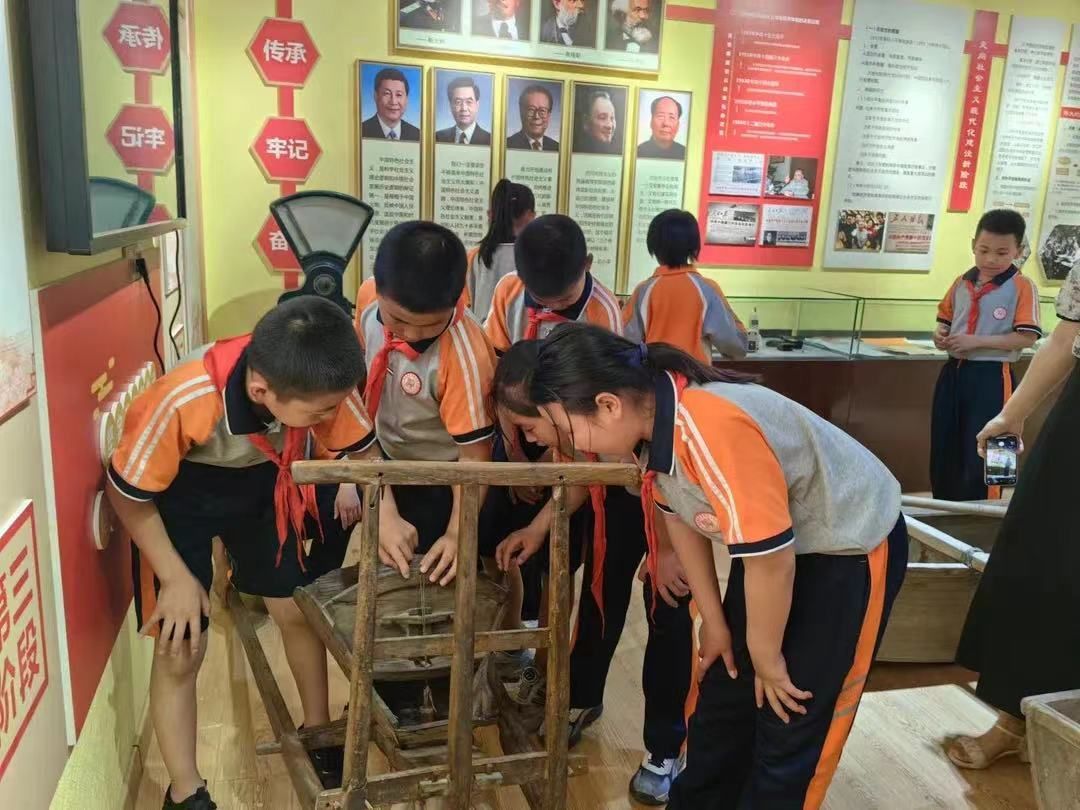 秦东镇滨河小学学生在四知村村史馆参观（本文图片来源于潼关县文明实践中心）