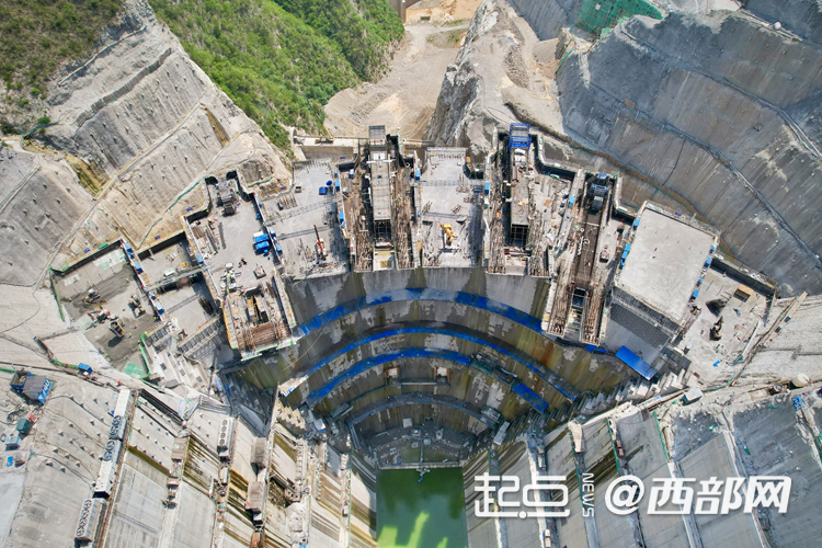 空中俯瞰东庄水利枢纽工程建设现场。