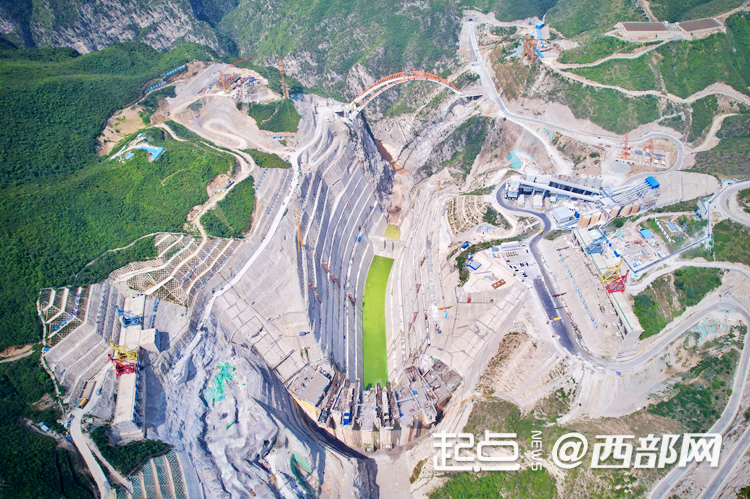 空中俯瞰东庄水利枢纽工程建设现场。
