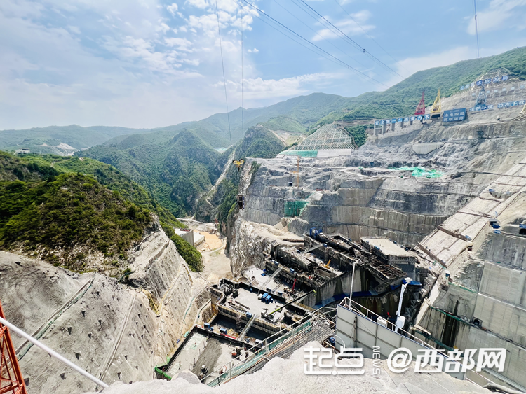 东庄水利枢纽工程建设现场一派热火朝天景象。