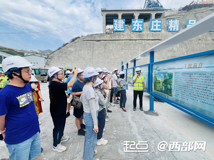 采访团正在采访。