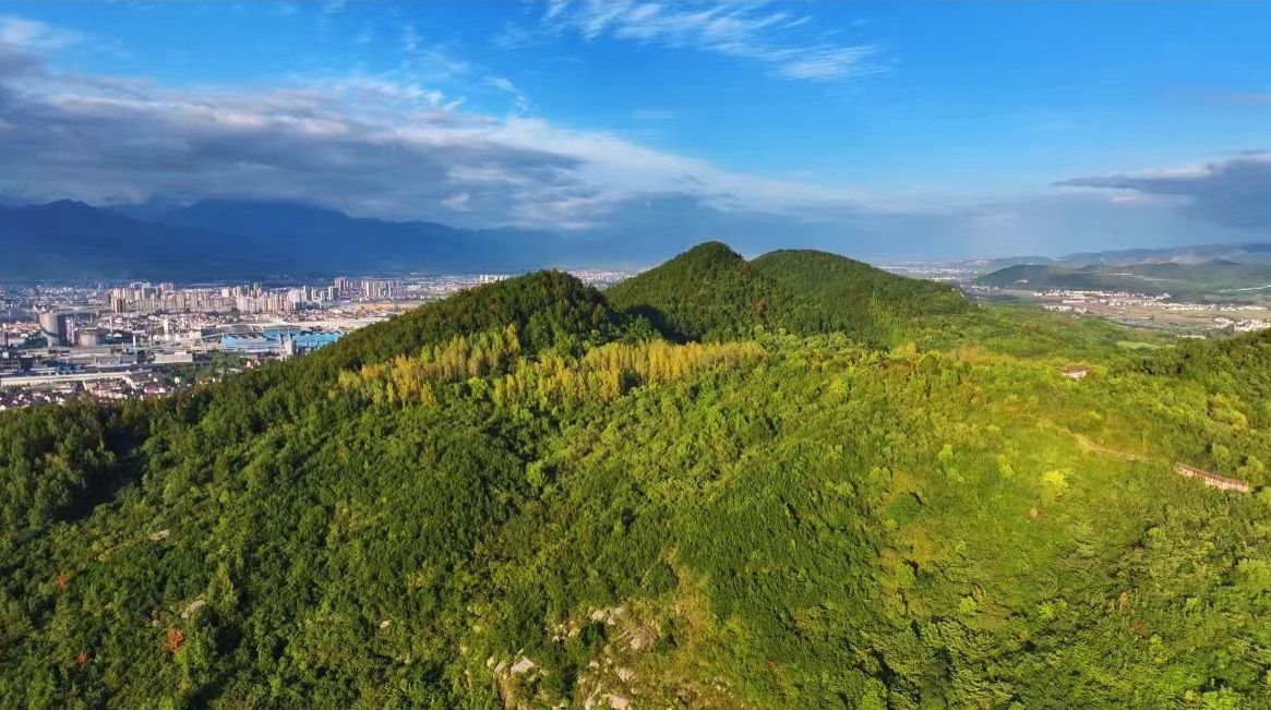 天汉遥遥指剑关，逢人先问定军山。何伟 摄
