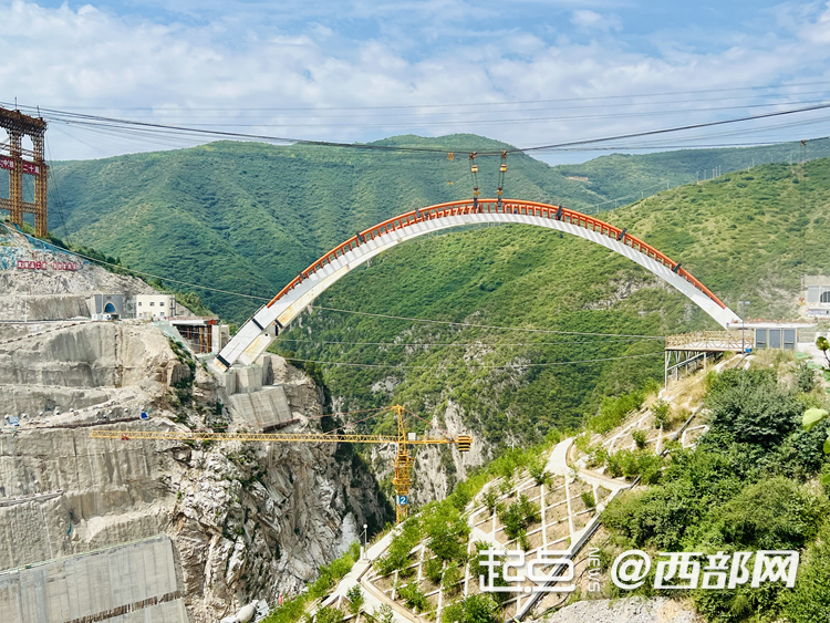 正在建设中的东庄水利枢纽泾河大桥。