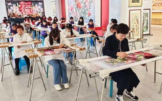 培训刺绣。(资料图)