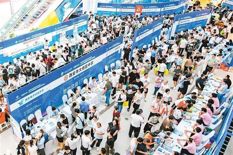中招会现场人气火爆。记者 郝钟毓 毛义琛 摄