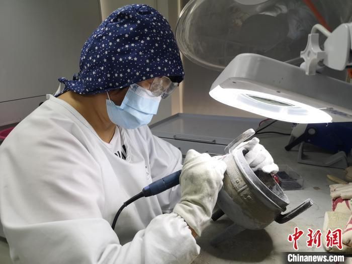 图为杨倩正在修复文物。(资料图,受访者供图)