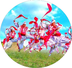横山老腰鼓队员在黄土高原上豪迈起舞。冯莉欣 摄