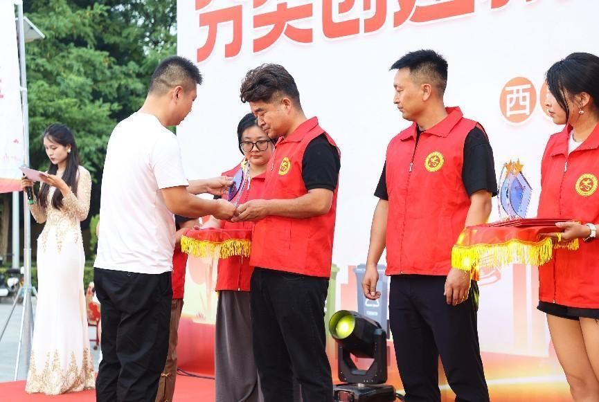 工作人员向相关村民、从业人员颁奖
