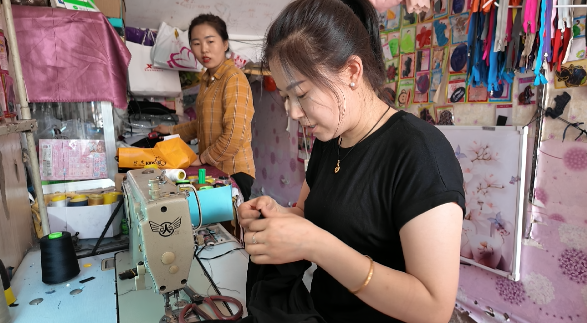 长征街金海驰市场裁缝店内