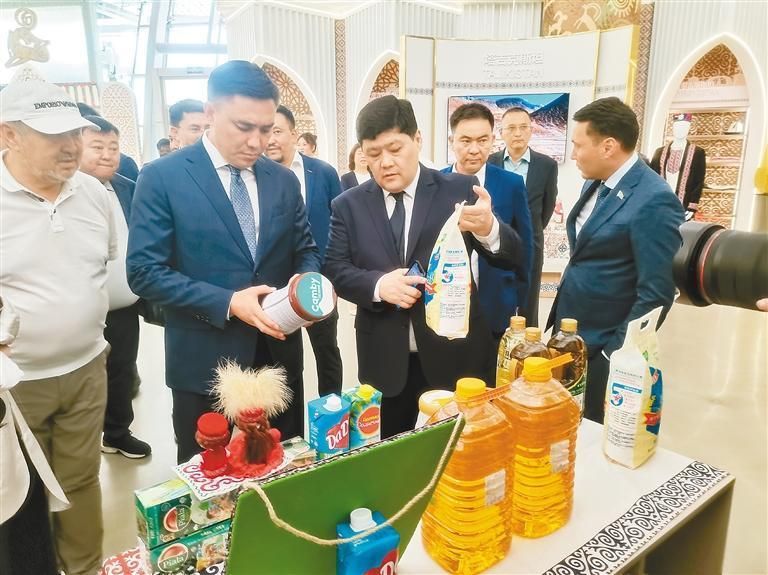 代表团一行参观中亚公园会客厅。