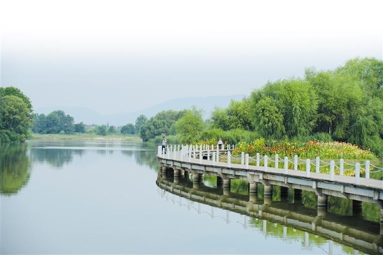 天汉湿地公园风景如画(6月23日摄)。记者 刘印 摄