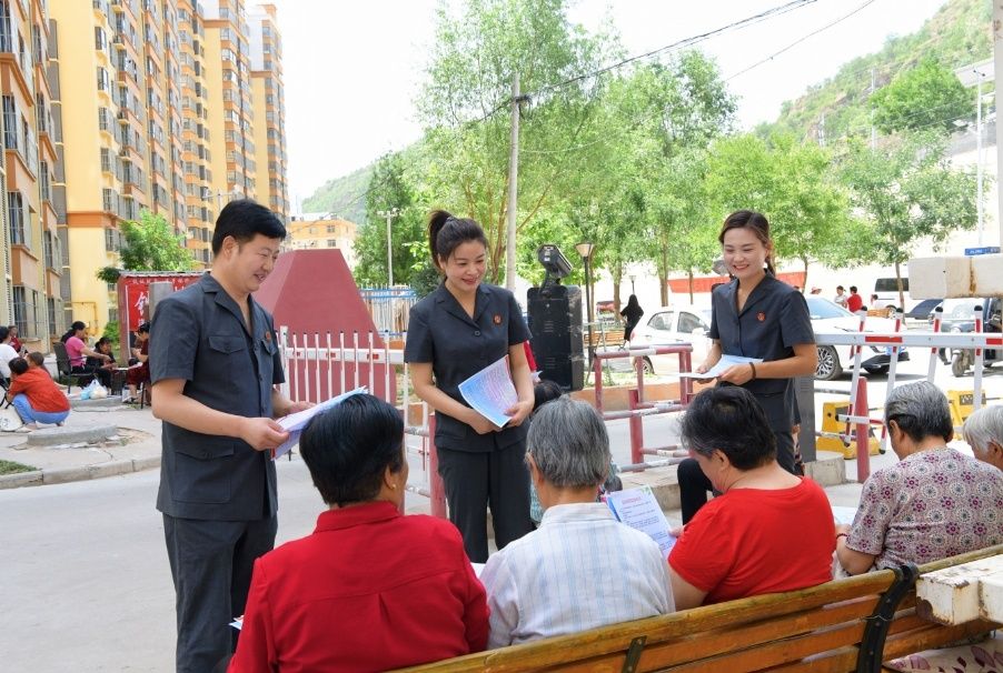 干警们给社区居民讲解有关法律知识