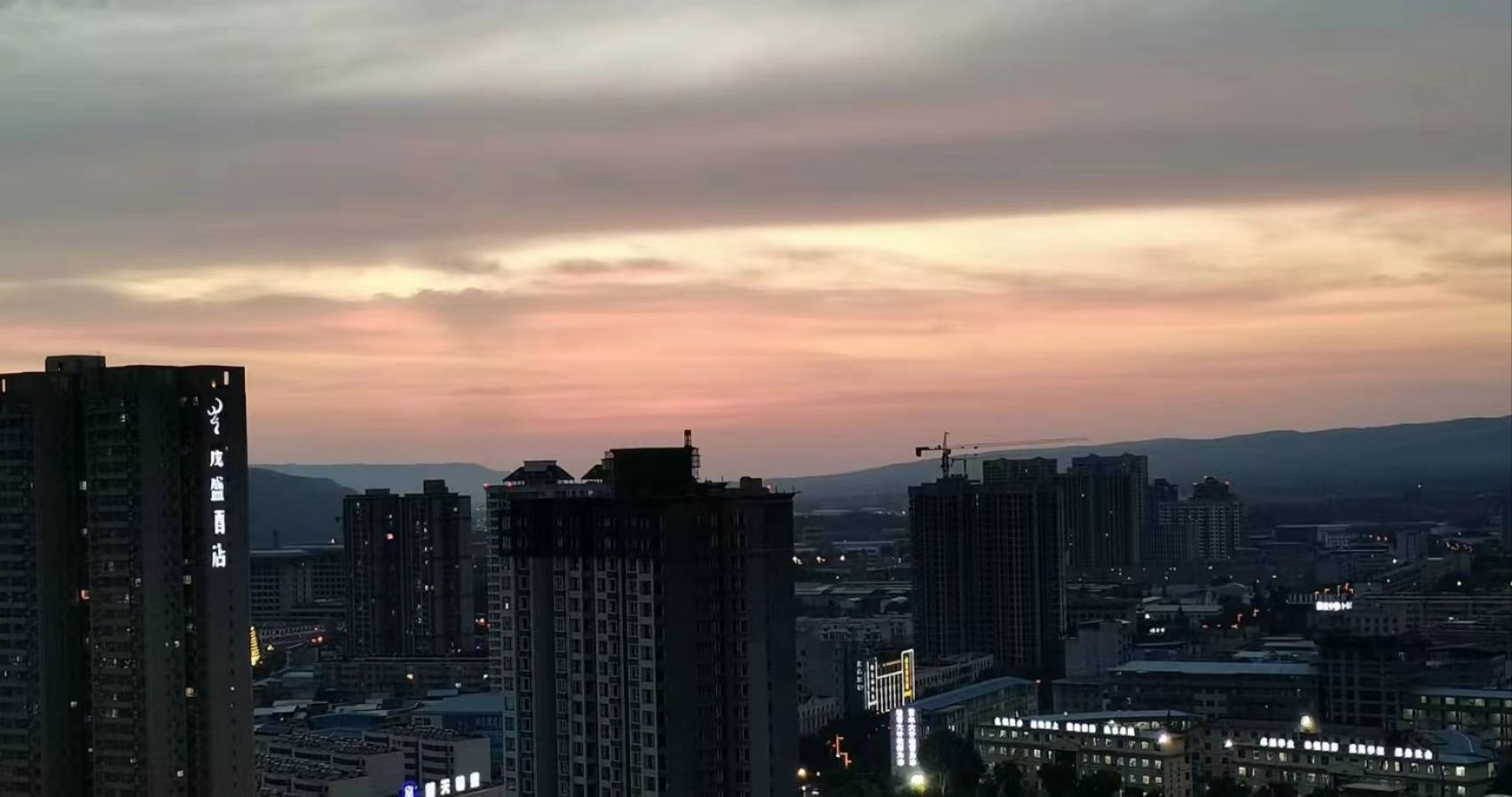 夕阳西下的余温。摄影 宋春燕