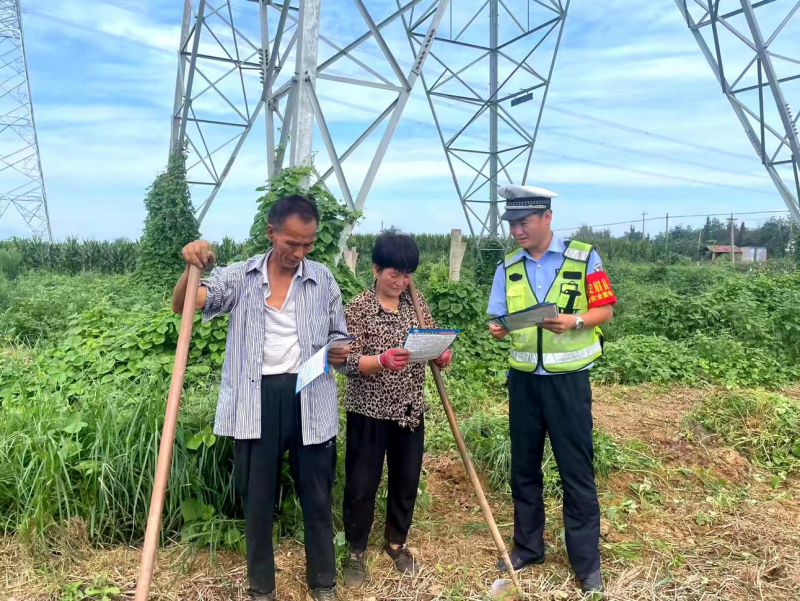 眉县交管大队民辅警们穿梭于田间地头，开展道路交通安全宣讲“夏季行动”。