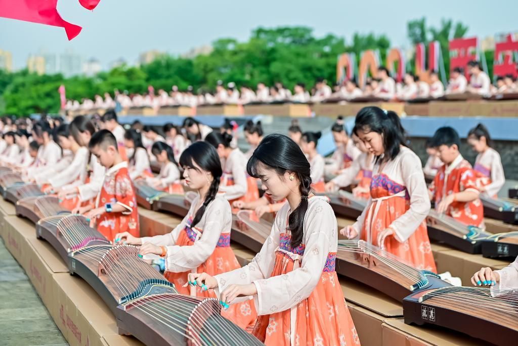 千余名古筝爱好者在西安大明宫国家遗址公园演奏。