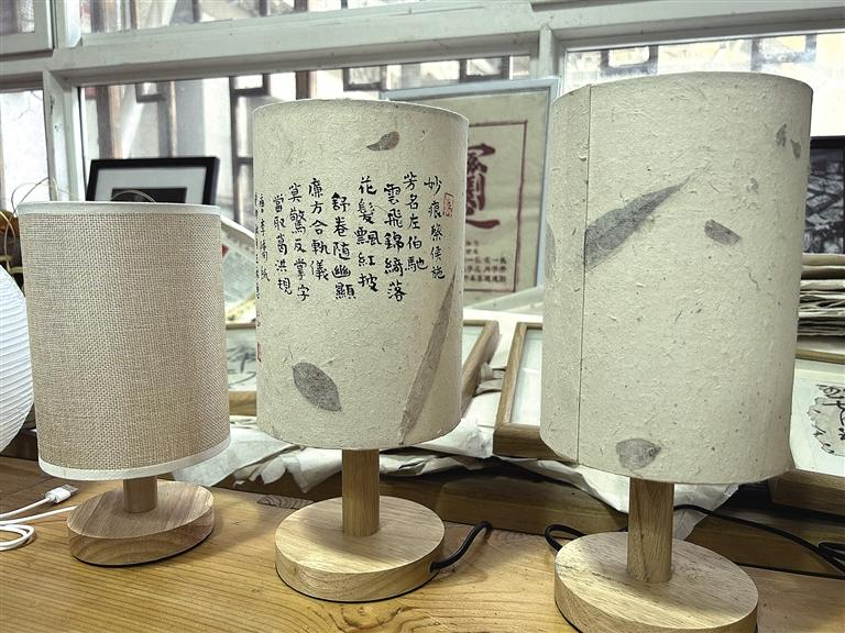 北张村楮皮纸抄制技艺传习所展示的楮皮纸文创产品(7月25日摄)。
