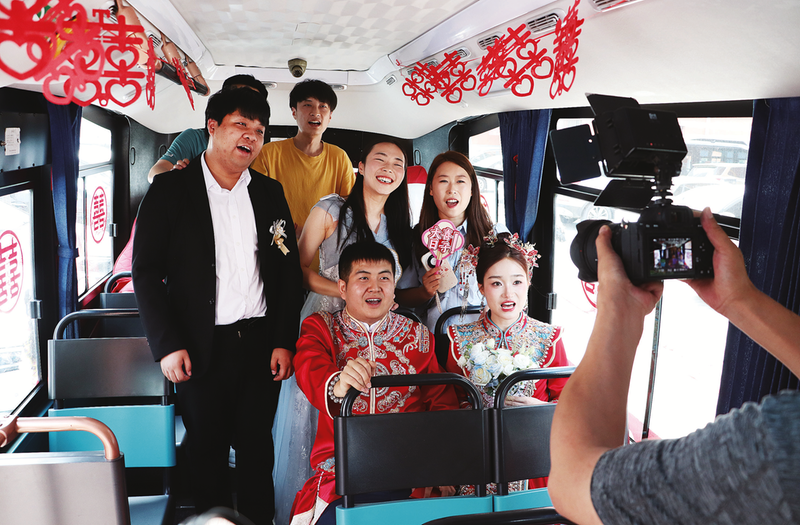 一对新人用新能源公交车当婚车。赵志华 摄