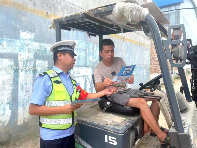 眉县公安局交通管理大队民辅警开展道路交通安全宣讲“夏季行动”。