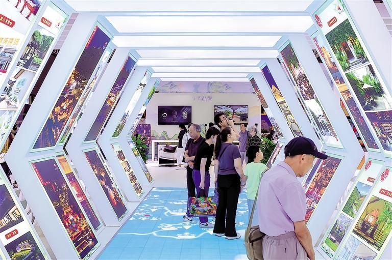 8月9日,游客在旅博会陕西展区参观。 受访者供图
