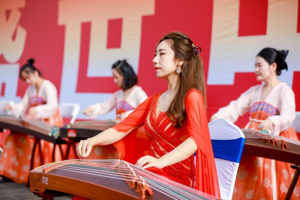 古筝演奏家在西安大明宫国家遗址公园演奏。