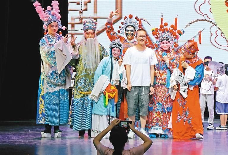 演出后观众和演员互动合影。(记者 谢伟 摄)