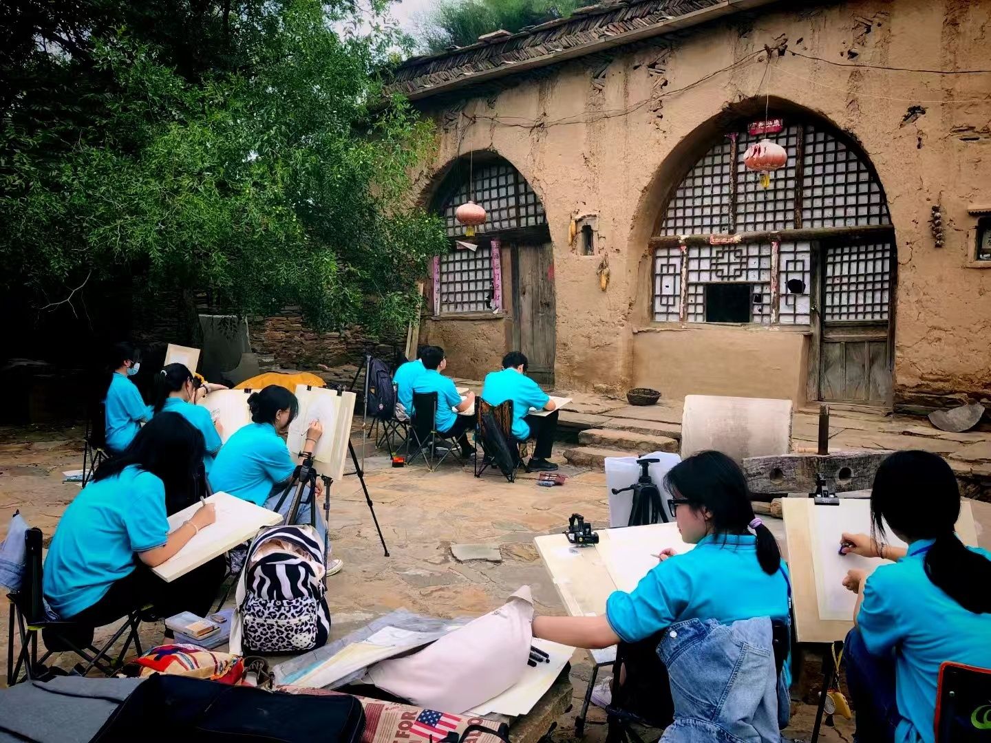 正在写生的学生。丁建飞 摄