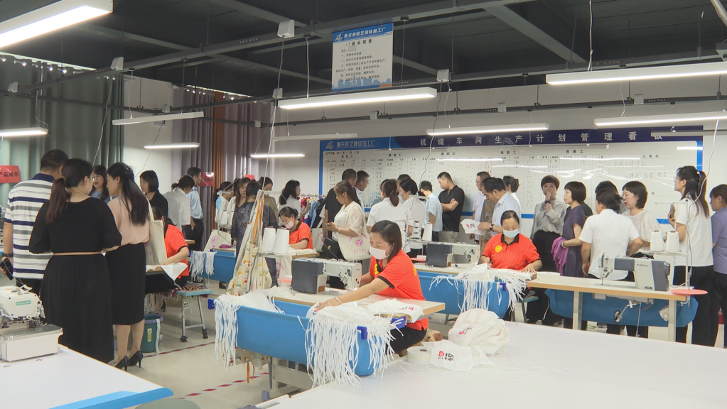 全市“三新”领域妇联组织建设工作现场会参会人员参观潼关县顺丰社区工厂（本文图片来源于潼关县妇联）