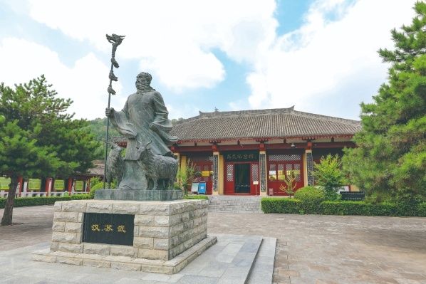 苏武牧羊铜像。吴索颜 摄