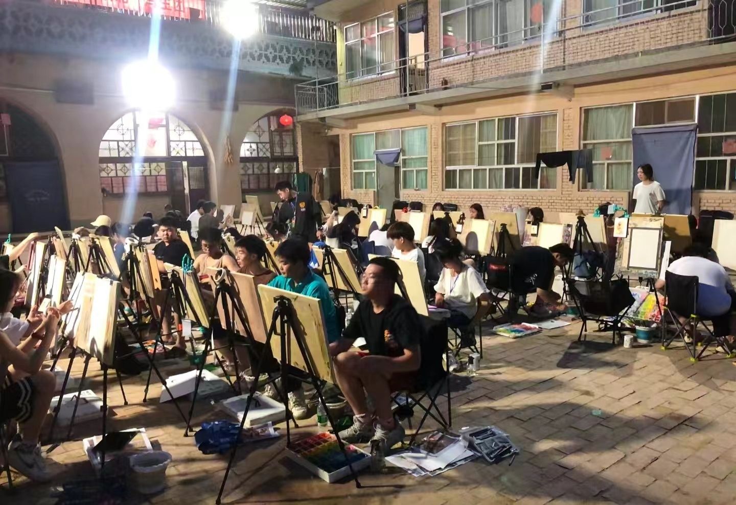 夜幕下在写生基地写生的学生。丁建飞 摄