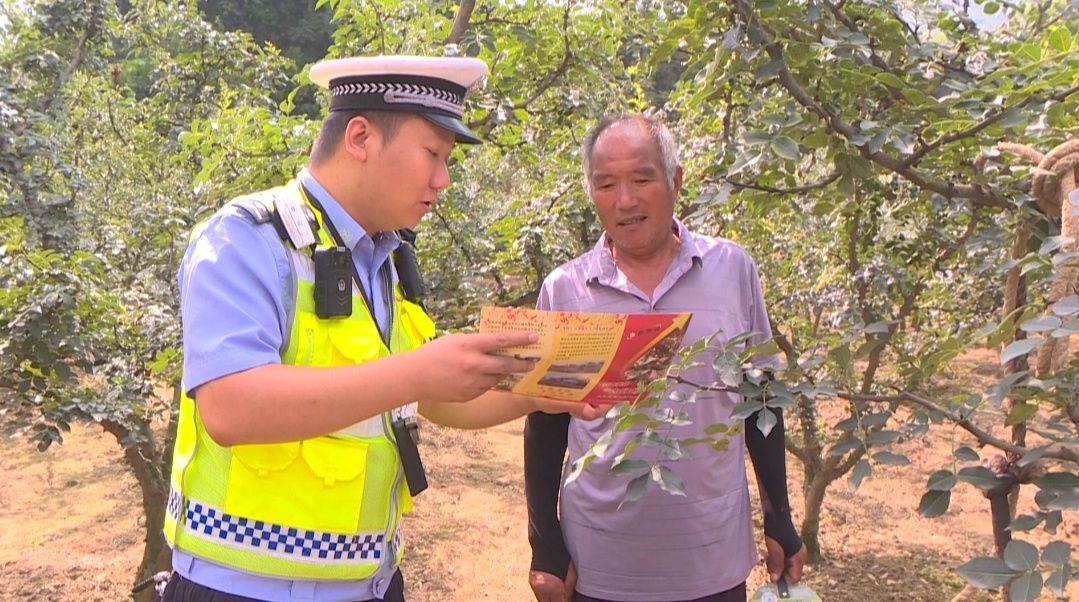 交警向椒农宣传交通安全知识