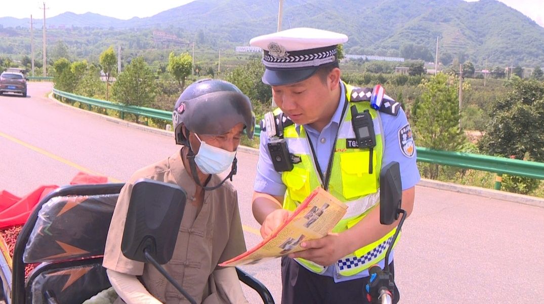 交警提醒椒农拉运花椒时注意安全
