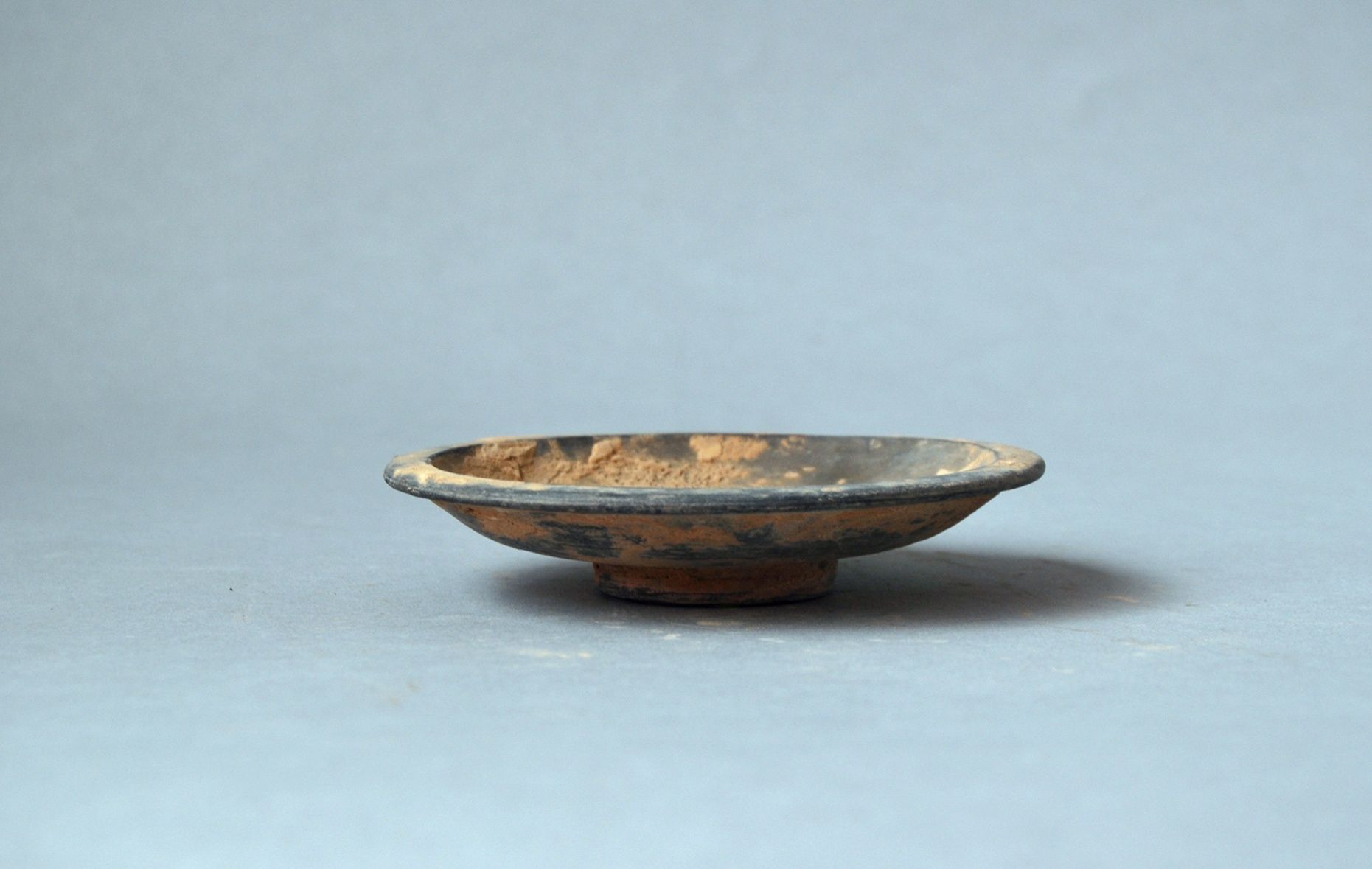 元代小陶盘(图片由延安市宝塔区文物管理所提供)