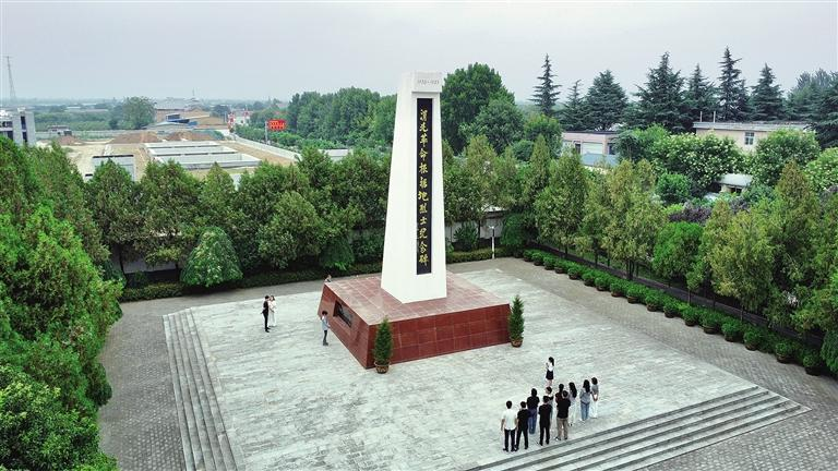 8月2日，游客在参观渭北革命根据地烈士纪念碑。