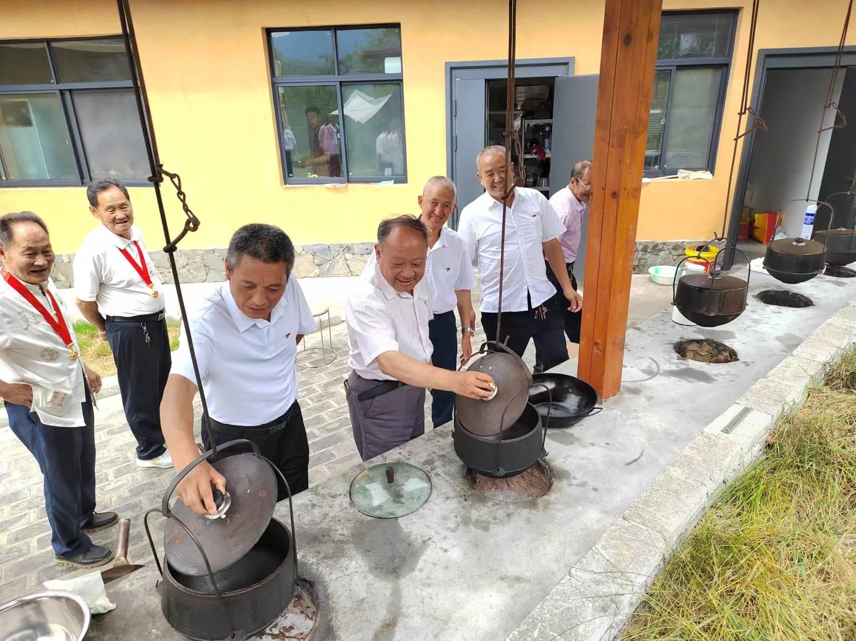 白柳镇佛洞村组织党员外出参观学习民宿建设