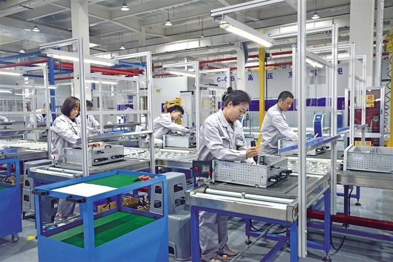 工人在咸阳市秦都区三立智能电气设备生产项目生产线上作业(资料照片)。记者 张乐佳 摄