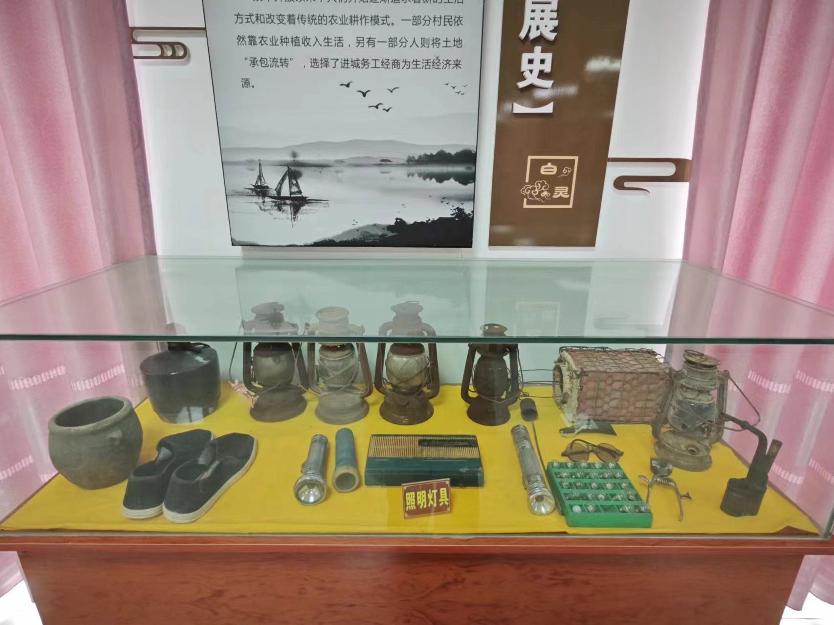 村史馆展陈着不同时期村民们的生产生活用具