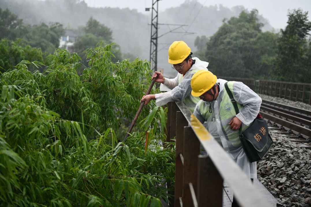 铁路桥隧工雨中巡查。唐振江 摄