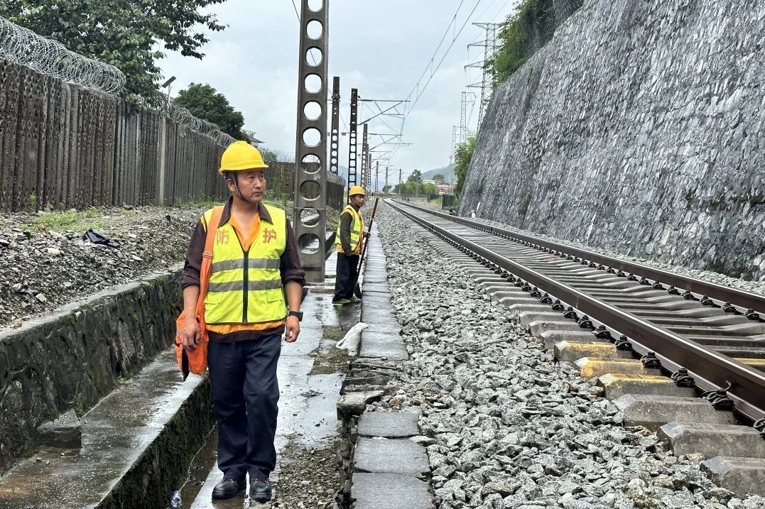 铁路线路工雨中巡查。姚晨光 摄