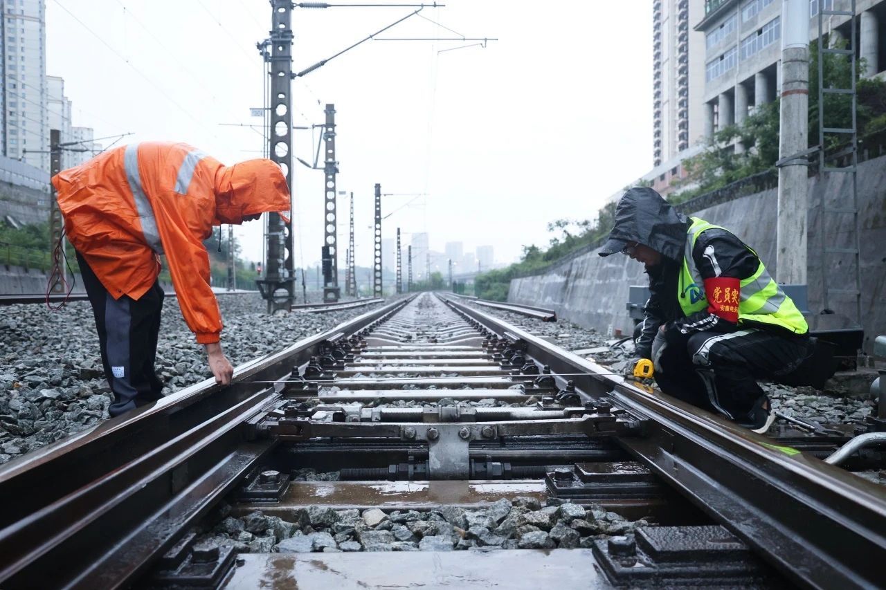 铁路信号工雨中检修。王云奎 摄