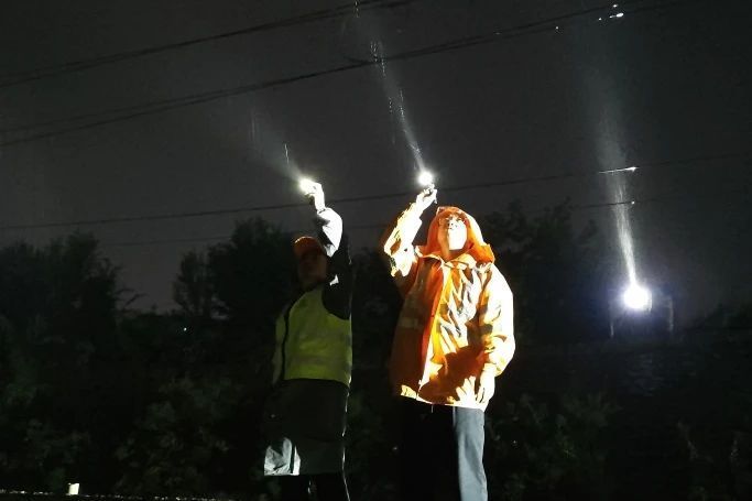 铁路接触网工雨中设备巡视。刘玉磊 摄