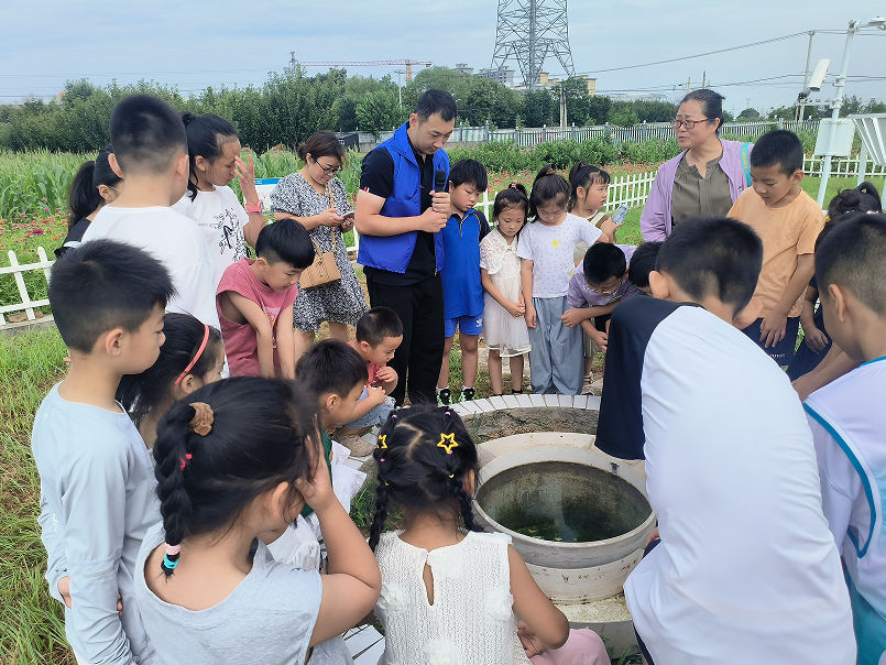 参观气象观测设备