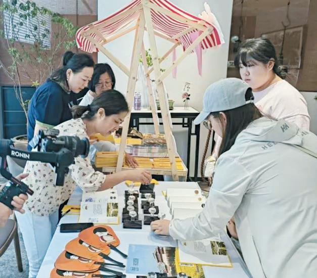8月13日,游客在文创市集产品展区挑选产品。汉景帝阳陵博物院供图