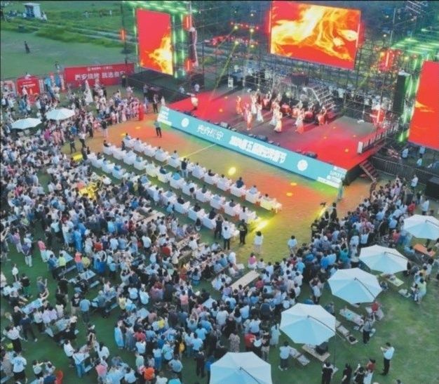 8月16日,第五届西安啤酒节在西安市雁塔区雁南公园开幕。