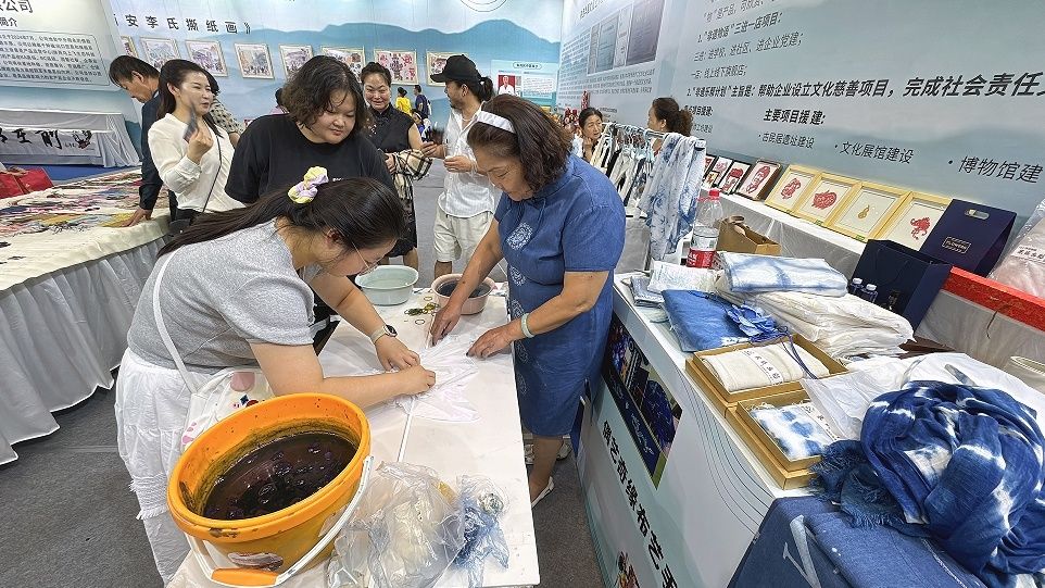 大学生学习体验植物扎染
