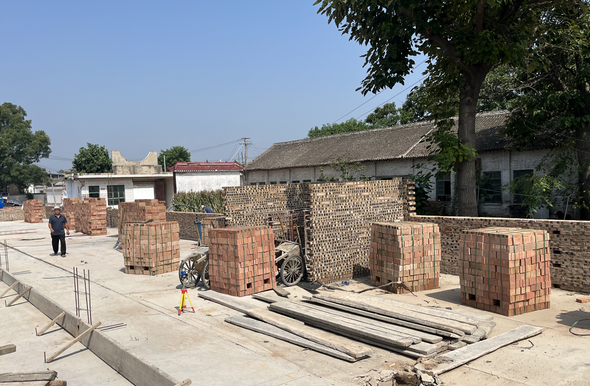 西庄镇史带村村委会大院里，工人们正在加紧施工（本文图片由韩城市融媒体中心提供）