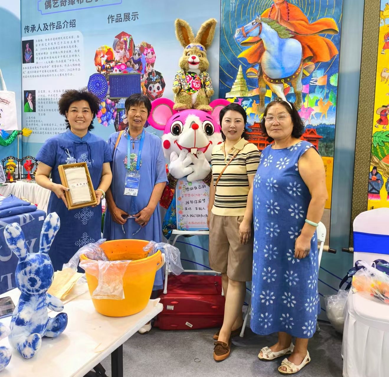 王变芳（右一）和她的植物扎染作品与参观市民合影