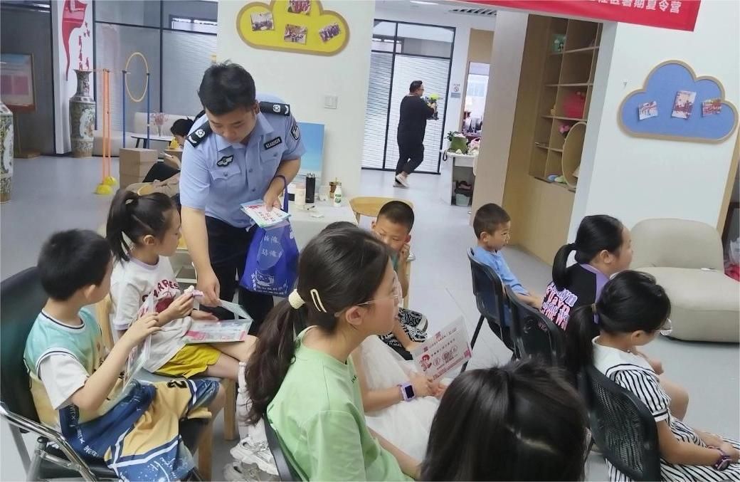 给孩子们发放宣传单