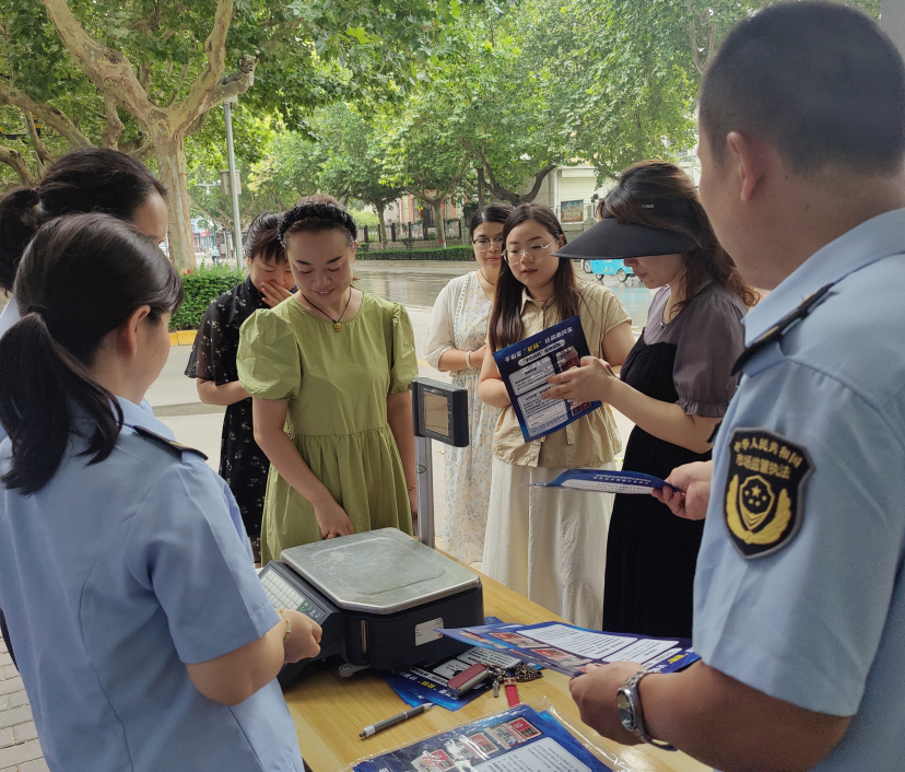 华阴市市场监督管理局走进政府机关宣传(图片由华阴市市场监督管理局提供)